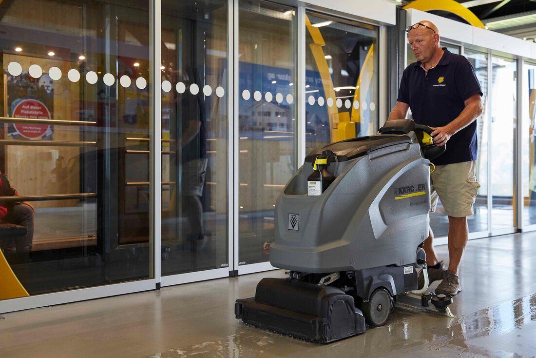 Kehrmaschine im Einsatz.
