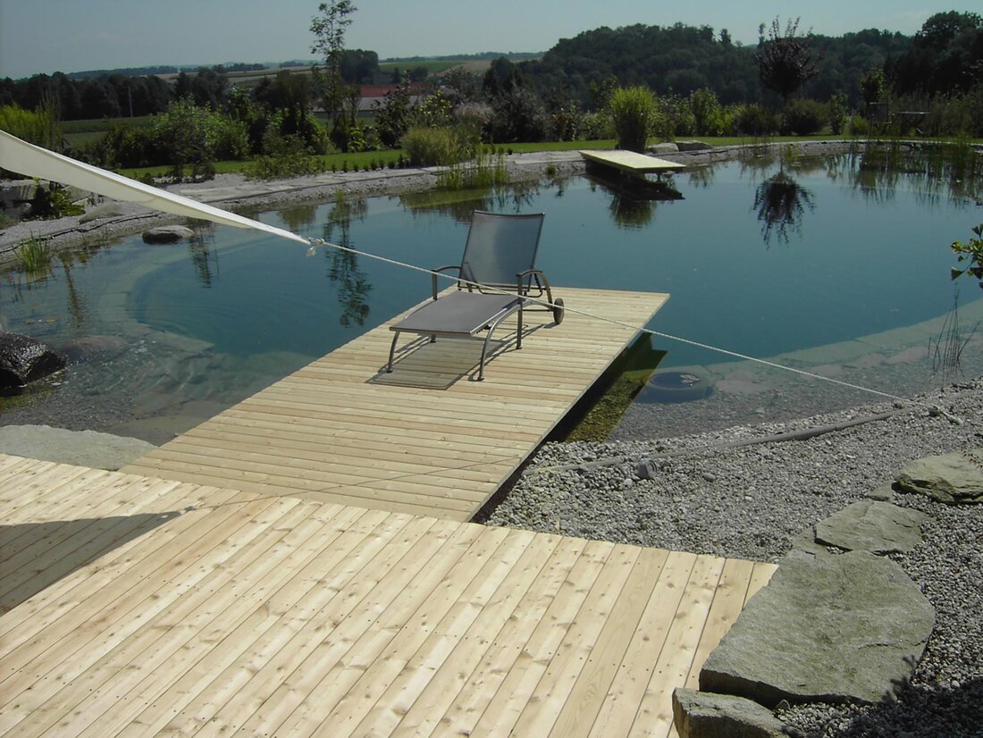 Terrasse und Steg aus Lärchenholz am Schwimmteich 