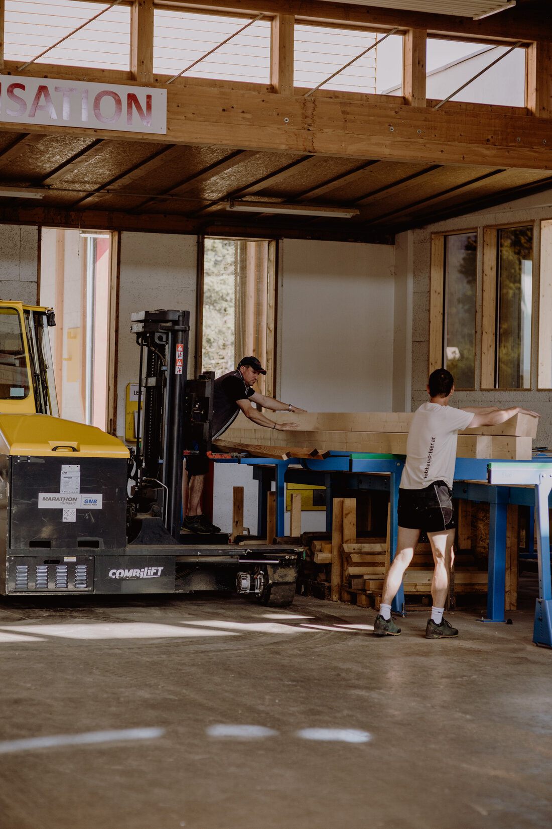 Männer arbeiten in einer Holzabbundhalle