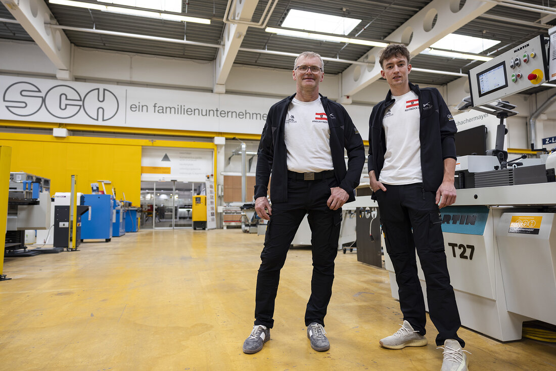 Zwei Männer vor einer Holzbearbeitungsmaschine