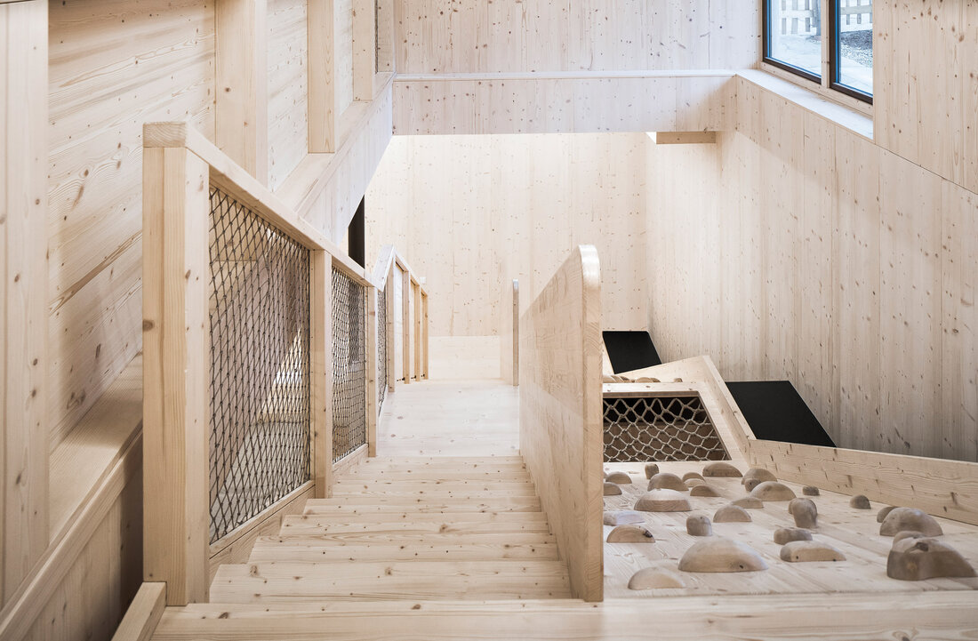 Traumkinderwelten aus Holz indoor mit Kletterwand