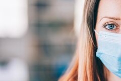 Frau mit Mund-Nasenschutz