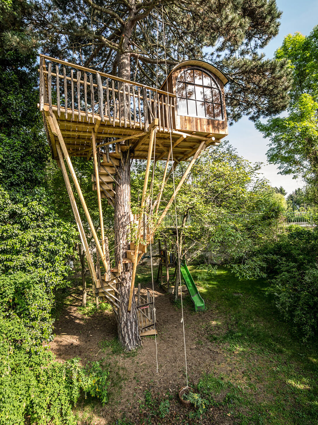 Baumhaus in einem Wald