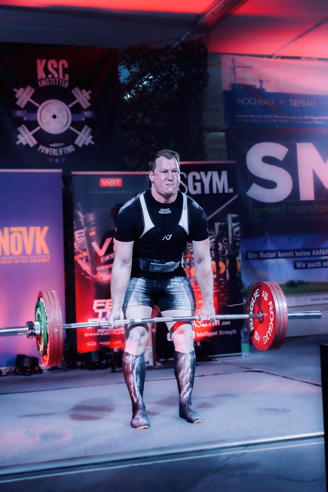 Mann hebt Langhantel 