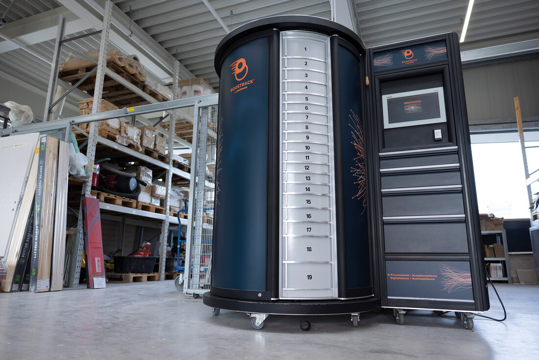 BOOST.Tower Beschaffungssystem steht in einer Lagerhalle