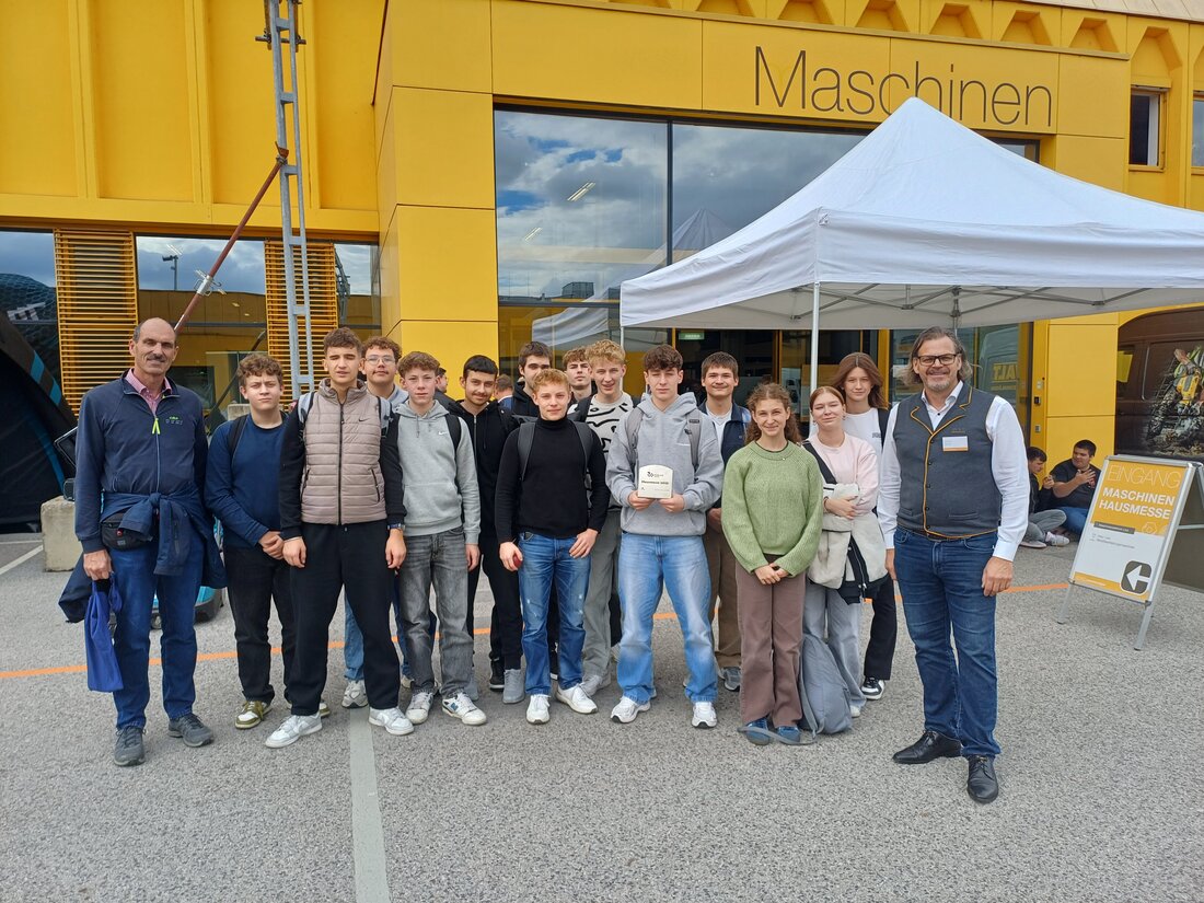 Viele Jugendliche vor einem gelben Gebäude