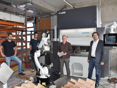 Gruppe vor LVD Maschine Gruppe vor LVD Maschine