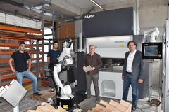 Gruppe vor LVD Maschine