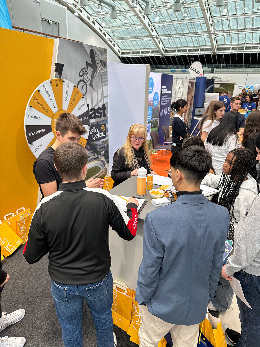 Messestand Lehrlingsmesse mit Personen