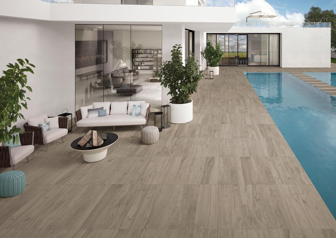Terrasse aus Keramikplatten am Pool