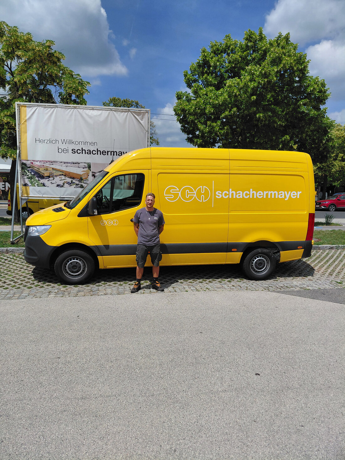 Schachermayer Mitarbeiter vor gelbem Kleinbus