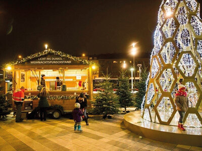 Weihnachtshütte am Weihnachtsmarkt beleuchtet