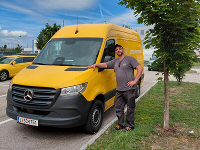 Kleinbusse Wien Schachermayer Mitarbeiter vor gelbem Kleinbus