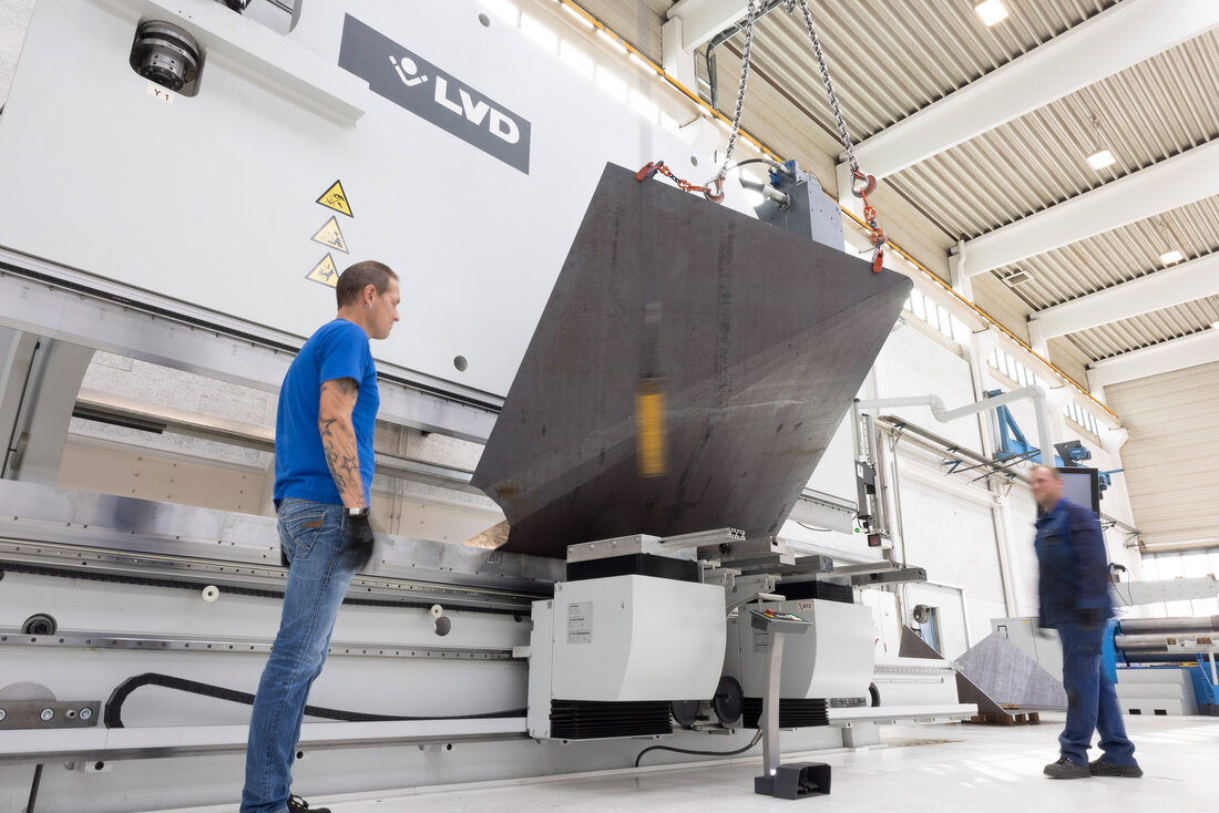 Zwei Männer bei der LVD Abkantpresse