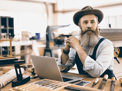 Tischler mit Laptop Alter Mann mit Laptop