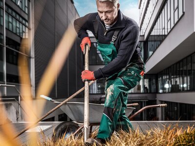 Arbeiter mit Latzhose