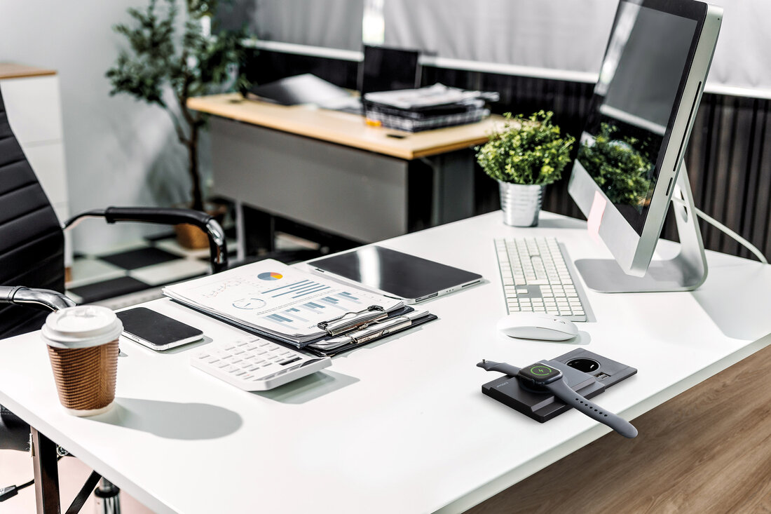 Schreibtisch mit Bildschirm