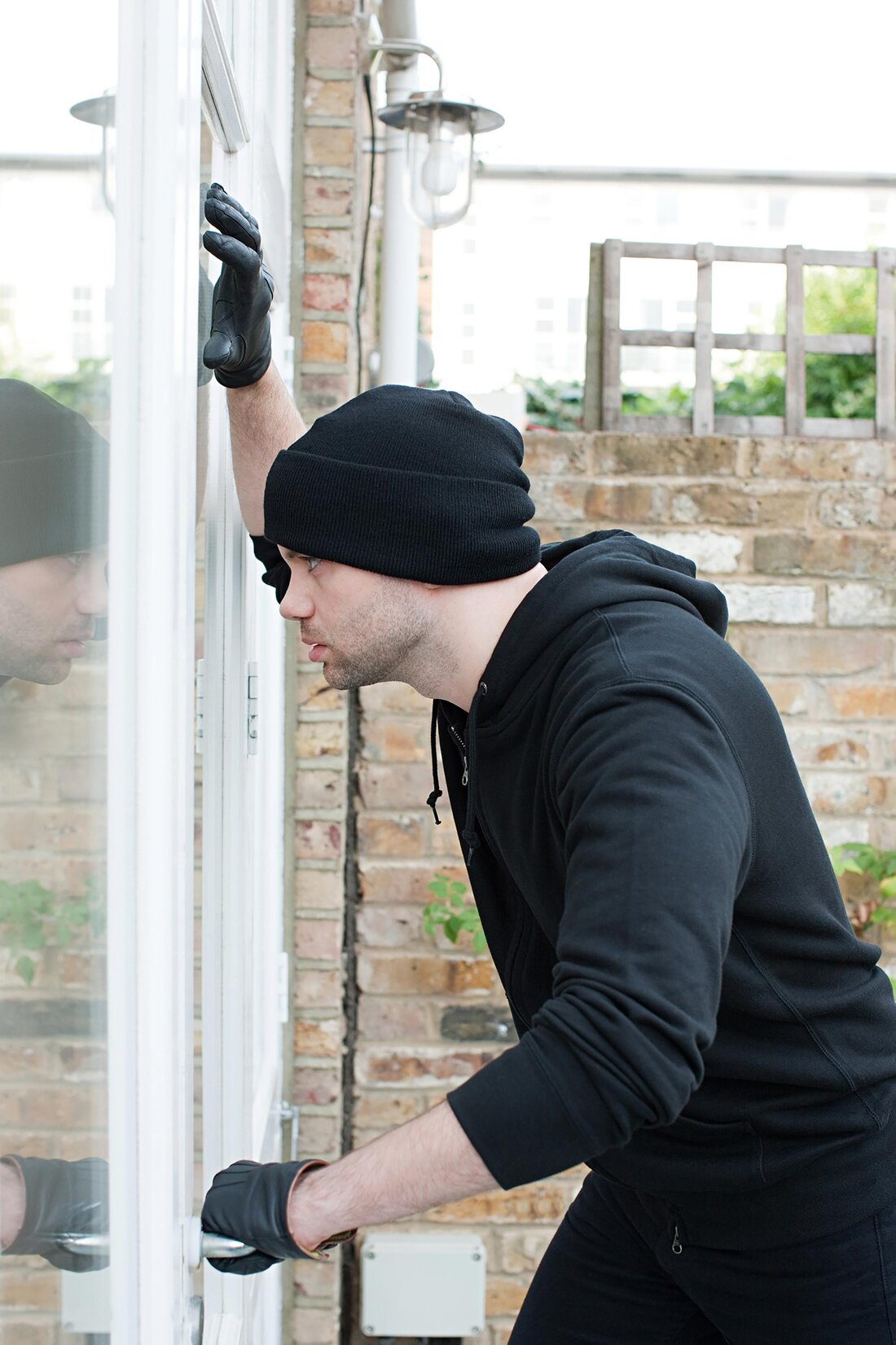 Einbrecher bei Fenster