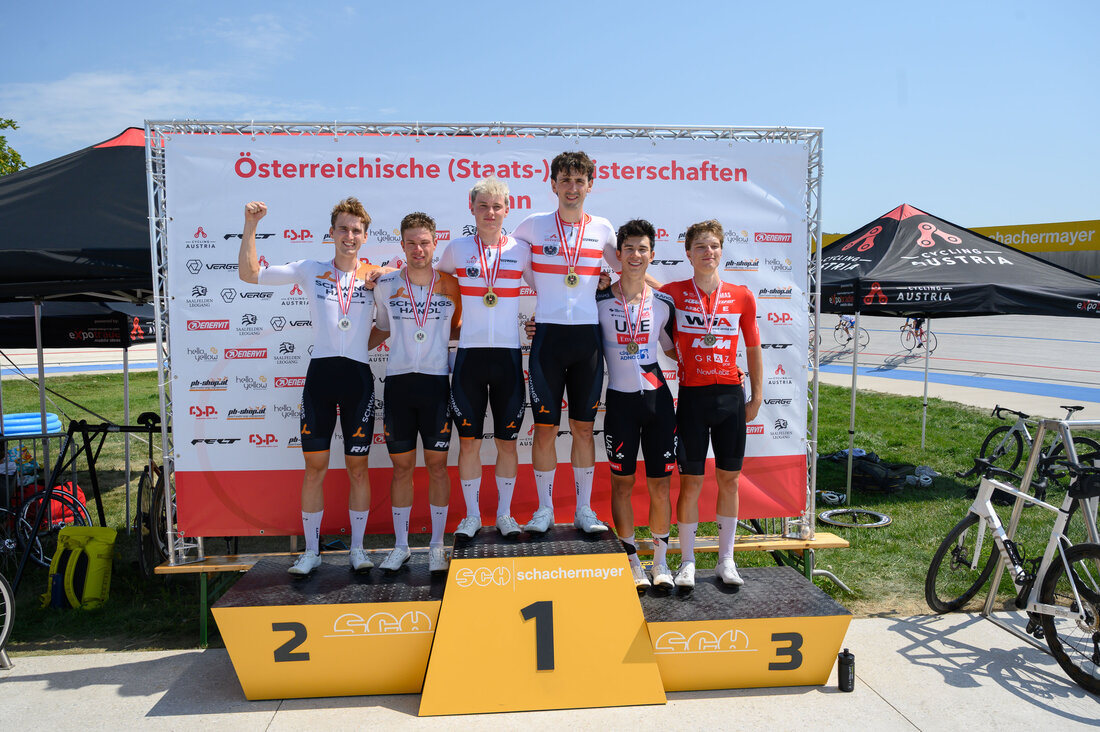 Podest mit sechs Radfahrern