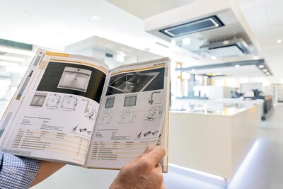 Katalog in Händen