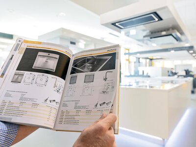 SCH-Plus-Beratung Katalog in Händen