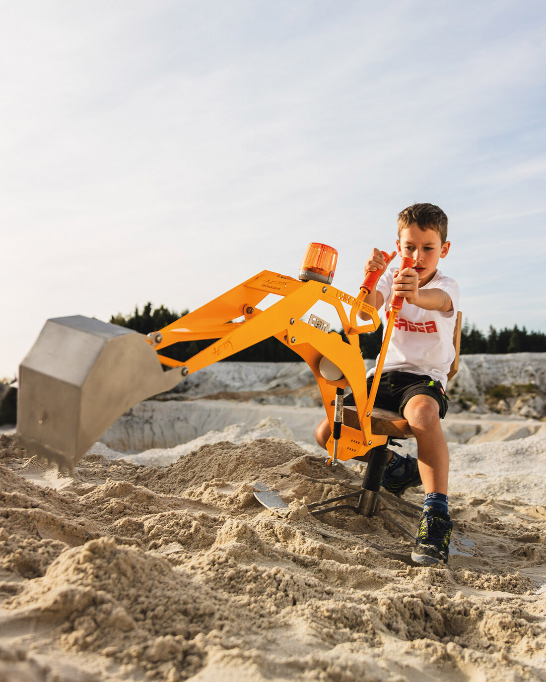 Kind auf einem HEFA BAGGA