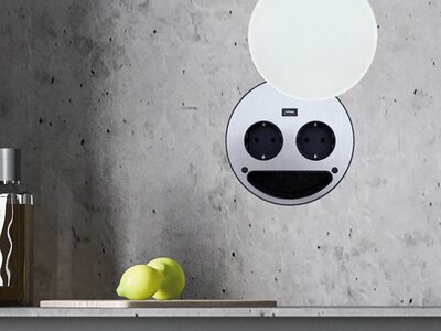 Untitled Weiße Steckdose in Smile-Optik.