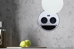 Weiße Steckdose in Smile-Optik.