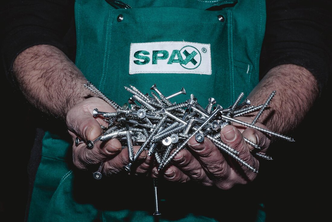 Hand mit Schrauben