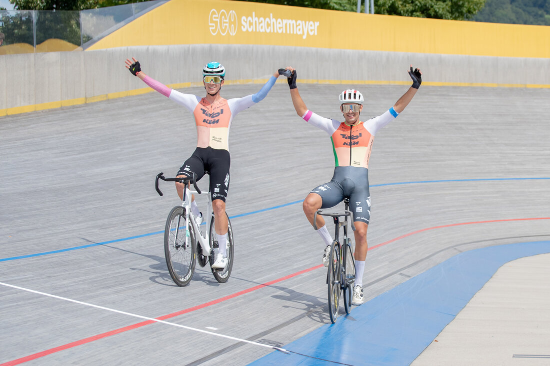 Bahnradfahrer im Velodrom jubelnd