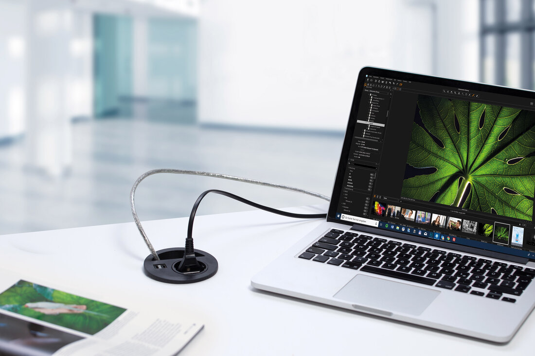 Schreibtisch mit geöffnetem Laptop