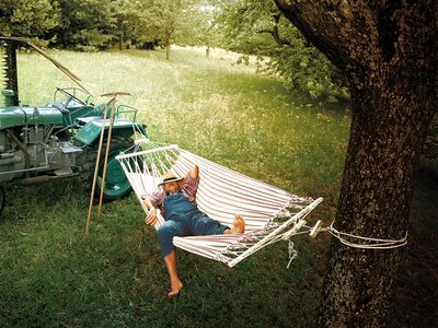 Mann in Hängematte