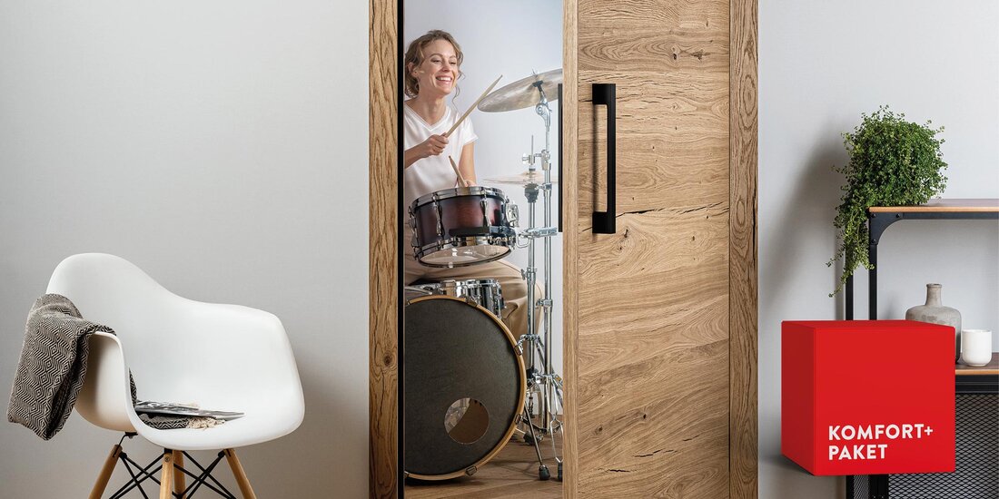 Raum mit Holztüre