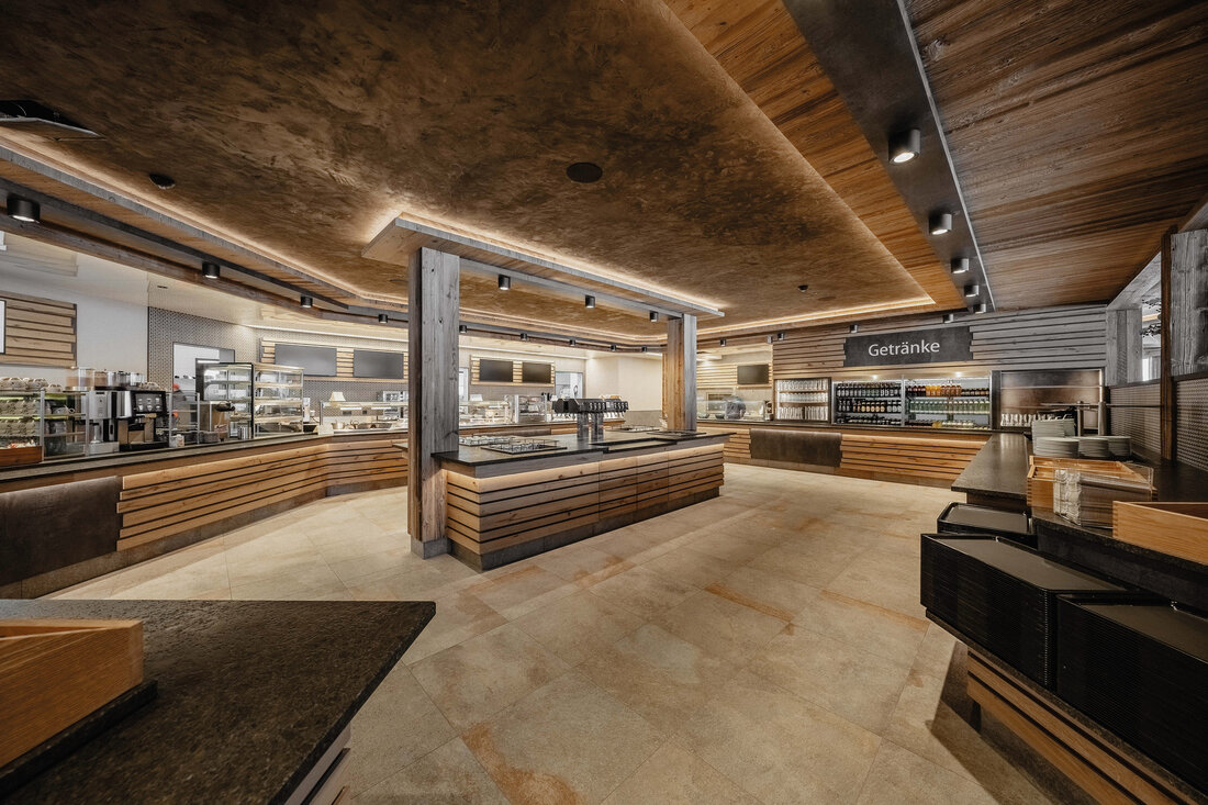 Holzbereich in Selbstbedienungsrestaurant