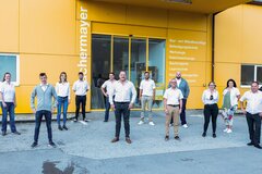 Menschen vor Schachermayer Salzburg