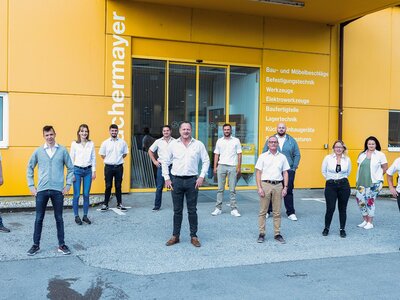 Menschen vor Schachermayer Salzburg