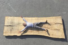 Mann auf großem Holz liegend