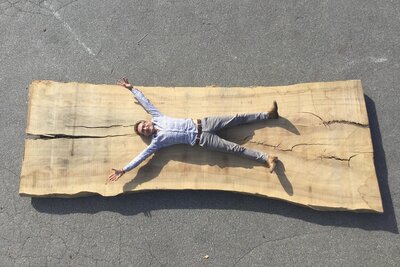 Mann auf großem Holz liegend
