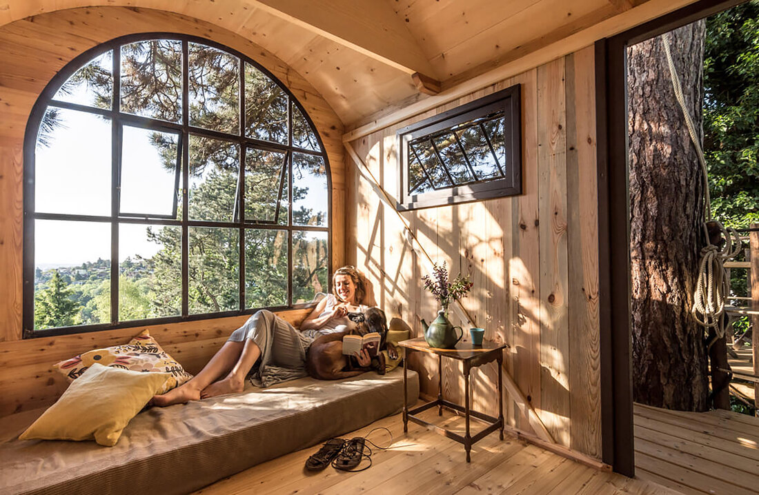 Wohnzimmer mit Fenster in einem Baumhaus