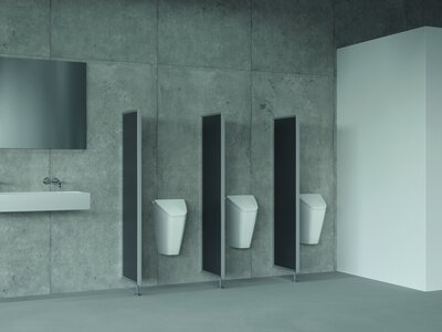 Trennwandsysteme Pissoir mit anthrazitfarbenen Trennwandsystemen