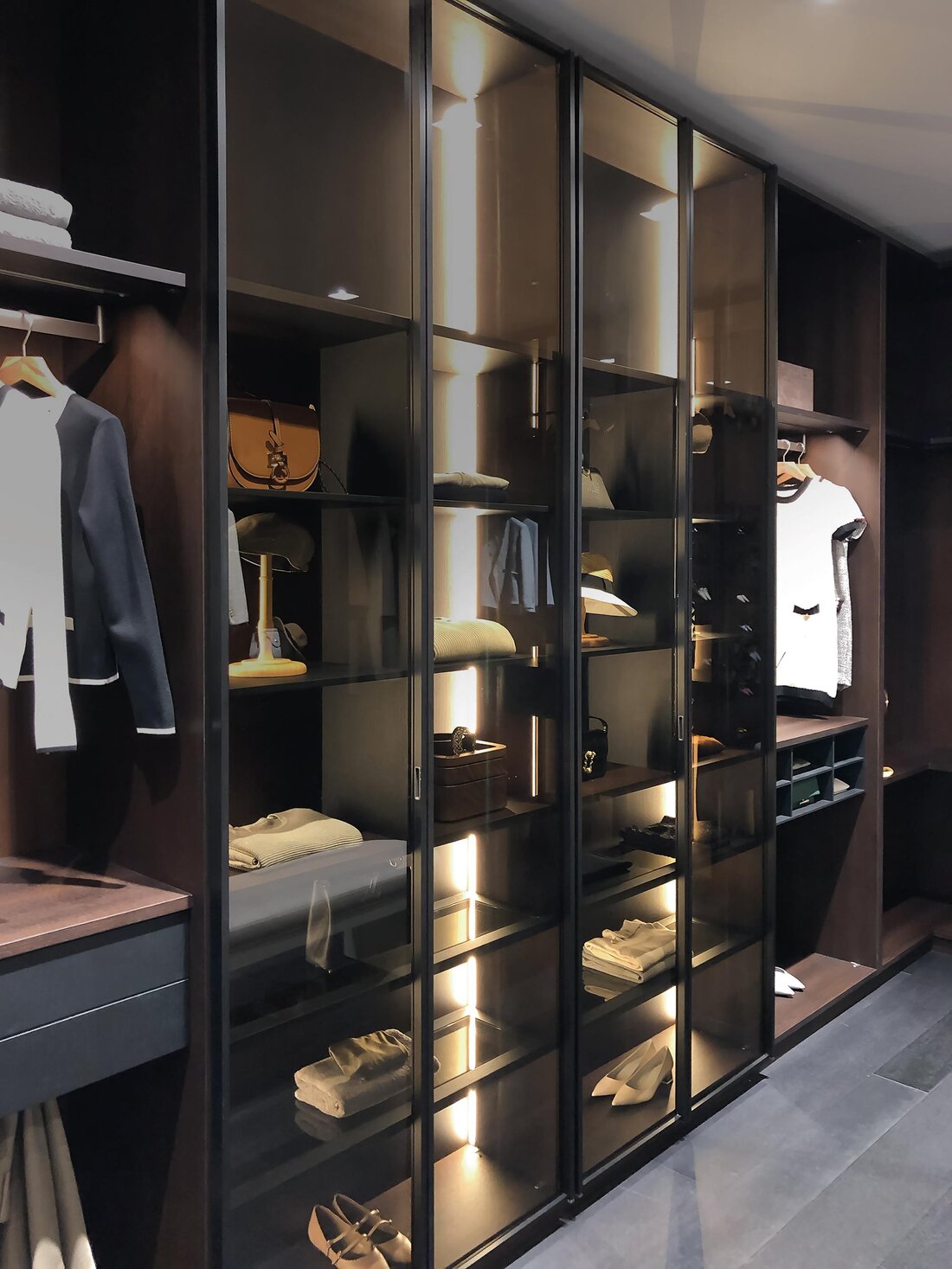 Schwarzer Kleiderschrank
