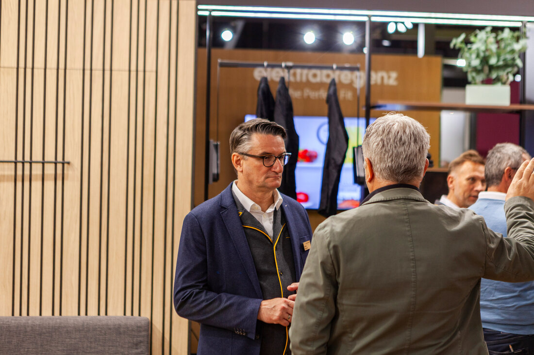 Wolfgang Rebhandl im Gespräch mit Kunden