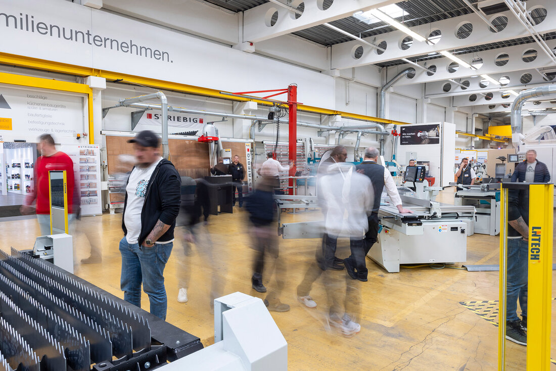 Maschinenhalle mit Menschen