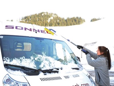 Eiskratzer mit Teleskopstiel für Bus Frau beim Eiskratzen
