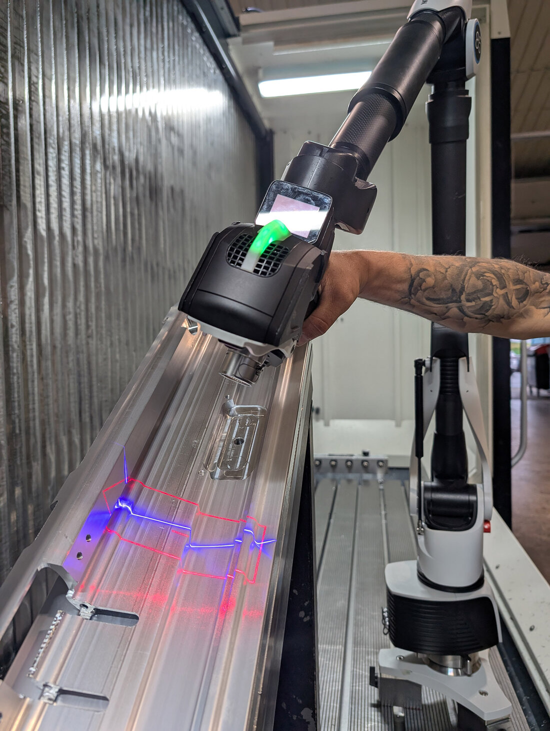 Mann bedient 3D-Scanner