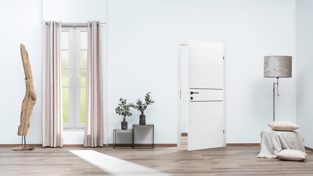 Wohnzimmer mit weißer Tür