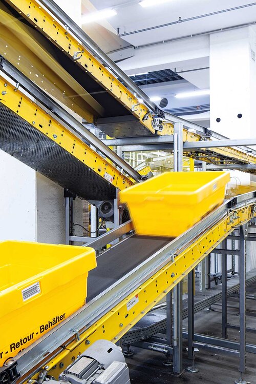 Behälter auf Fließband