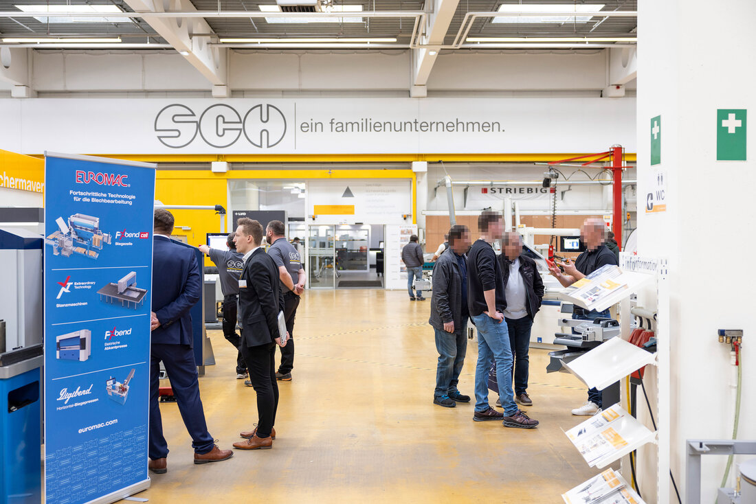 Maschinenhalle mit Menschen