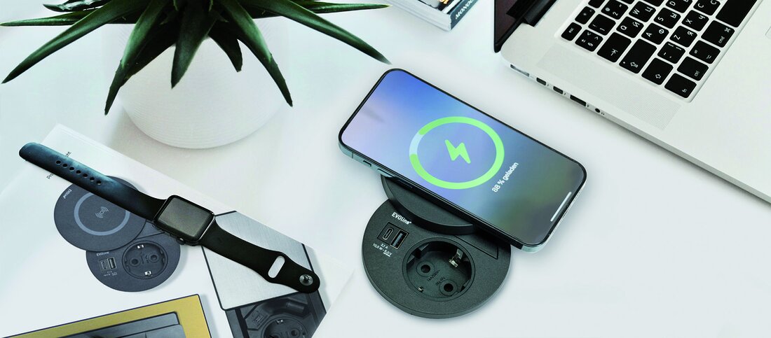 Smartphone wird auf dem Tisch aufgeladen