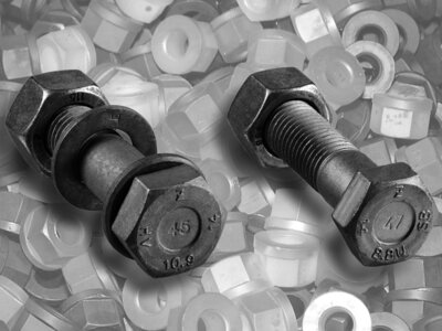 Schrauben mit Muttern